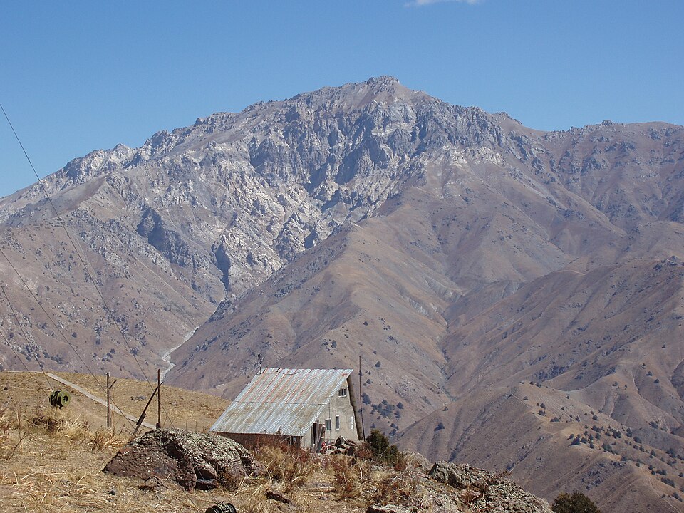 A simple mountain shelter beneath the route from Kumbel to Chimgan