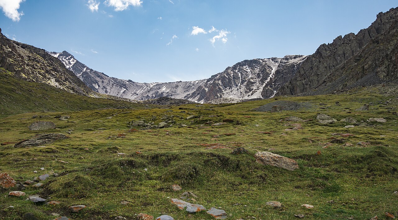 High ridges and lingering snowfields above the Töö Ashuu Pass