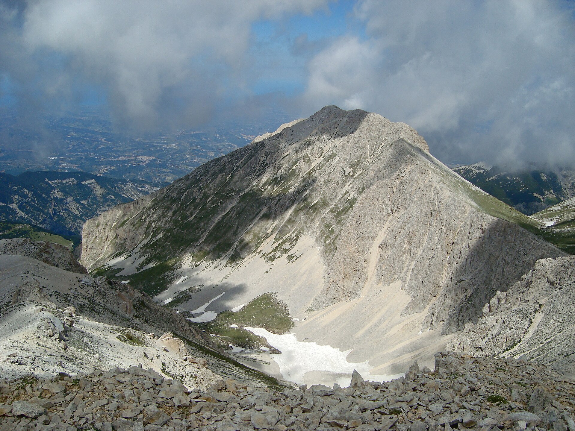 The limestone summit and bowl of Cima delle Murelle in the Majella