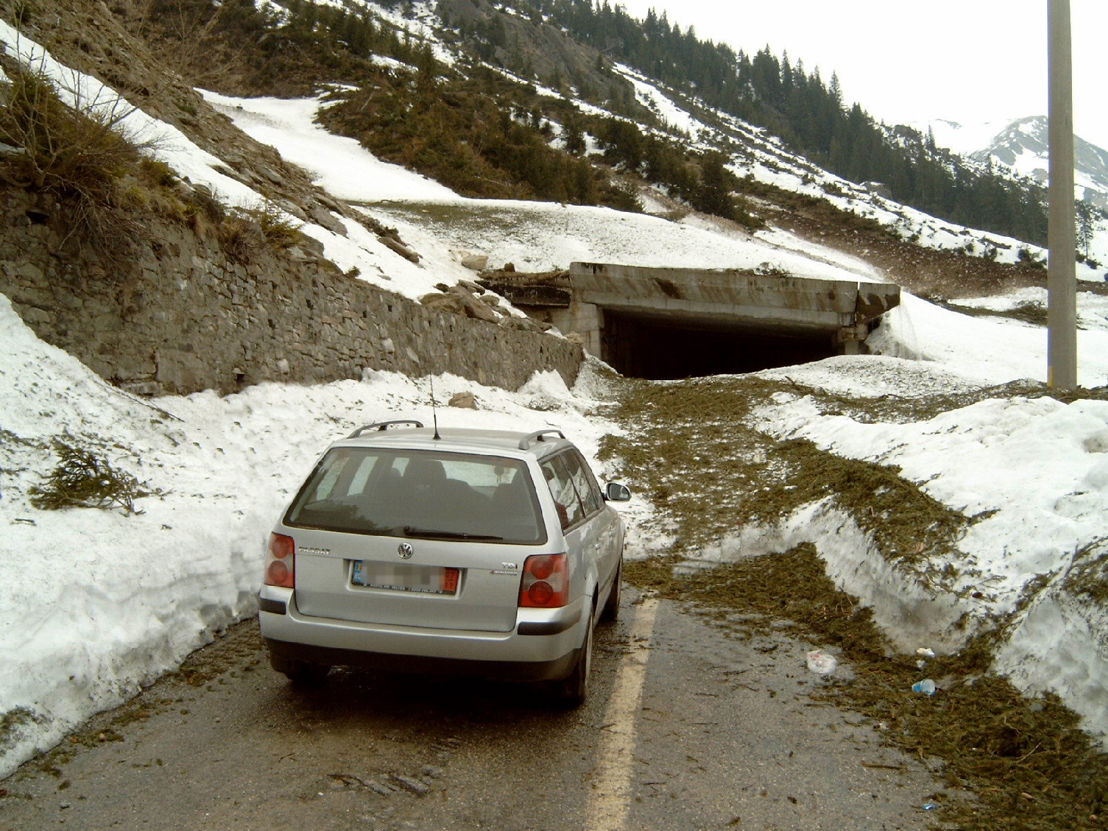 A car beside the snowbound winter tunnel on the Transfăgărășan