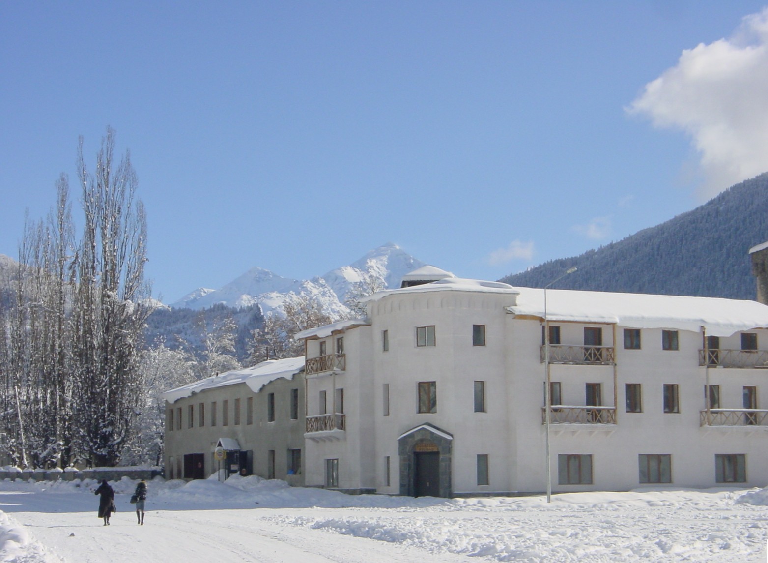 Snowy Mestia with the mountains towards Tetnuldi behind