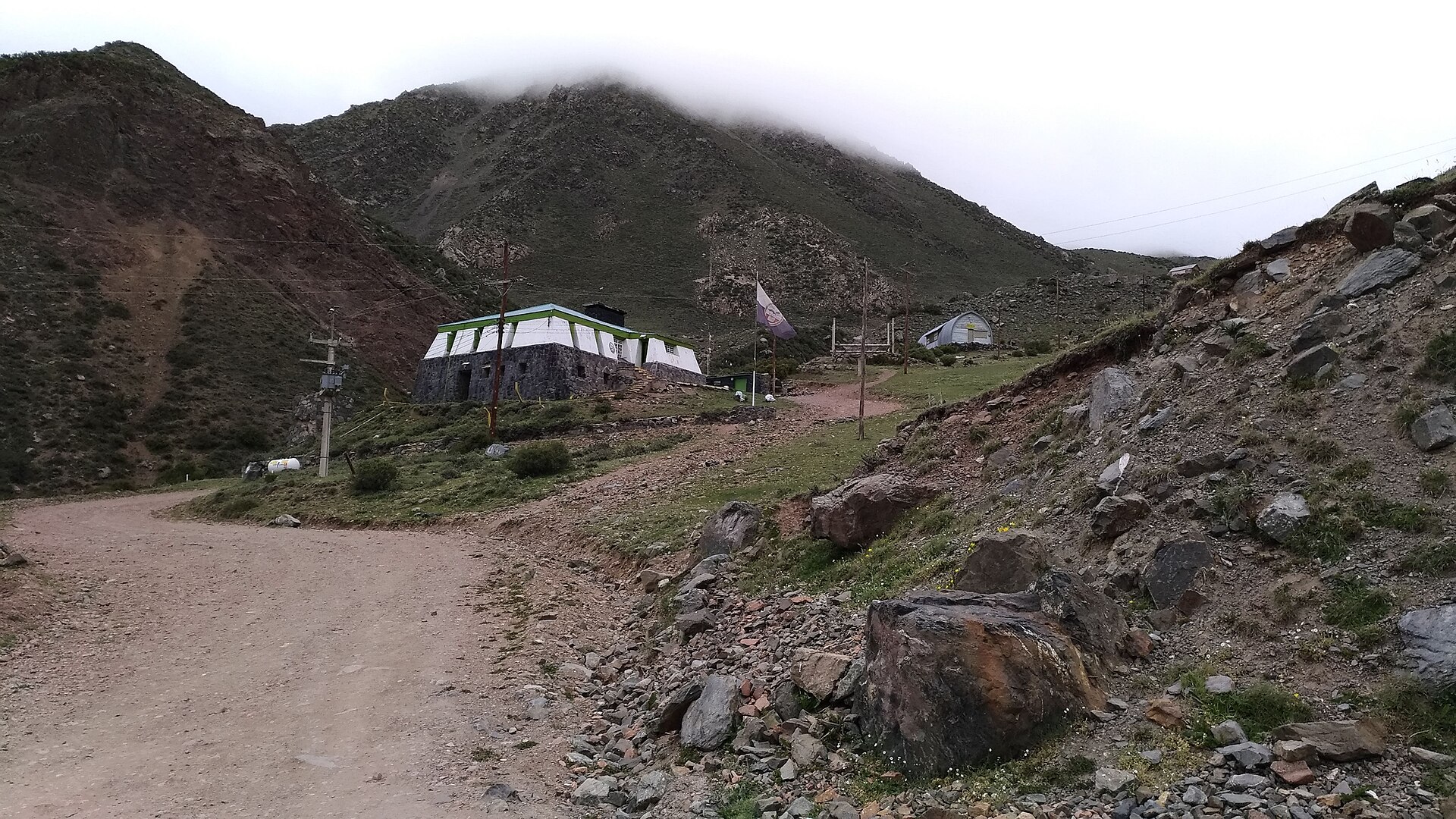 The stone Universidad Nacional de Cuyo refuge in Vallecitos